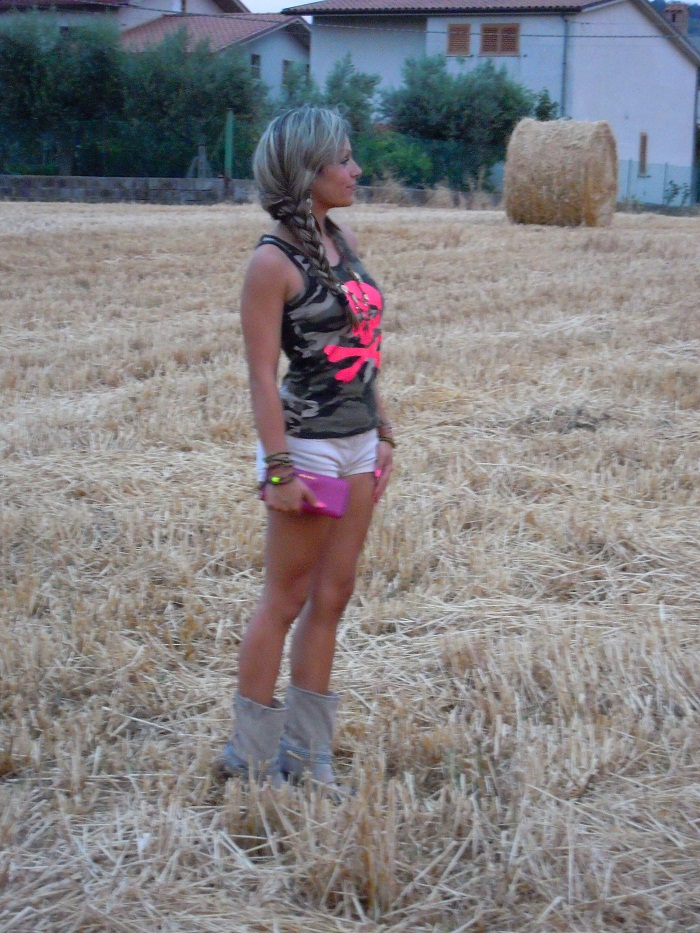 camouflage t-shirt and biker boots