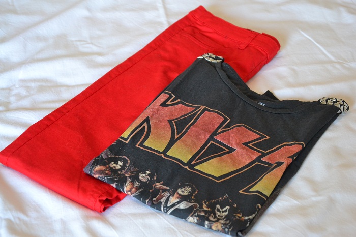 Kiss t-shirt and red pants - It-girl by Eleonora Petrella