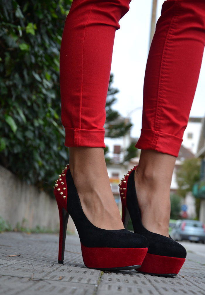 Red pants, kiss t-shirt and Prada bag - It-girl by Eleonora Petrella