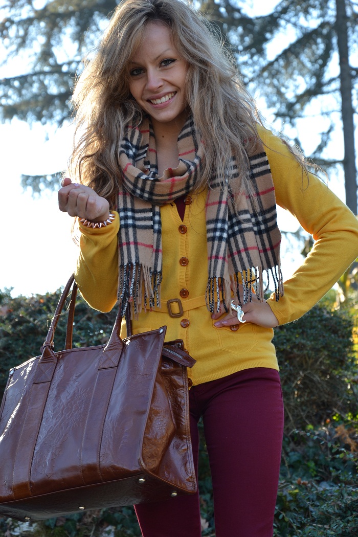 Burberry cardigan and scarf - It-Girl by Eleonora Petrella