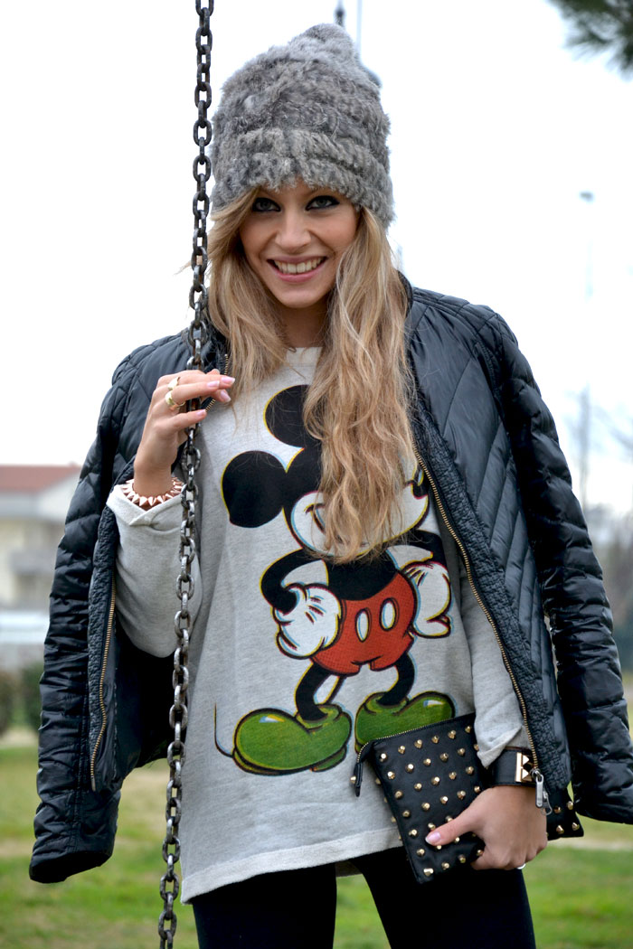 Mickey Mouse sweater and faux fur beanie - It-girl by Eleonora Petrella
