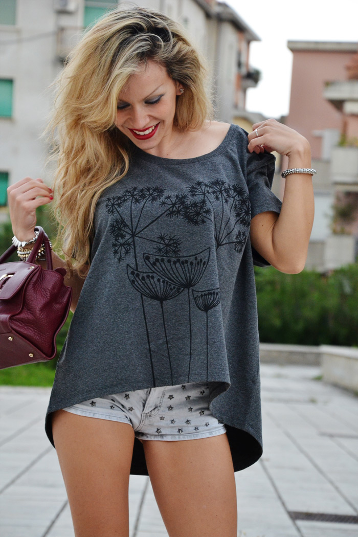 LEN t-shirt, Bershka studded shorts and silver pumps - outfit fashion blogger It-Girl by Eleonora Petrella