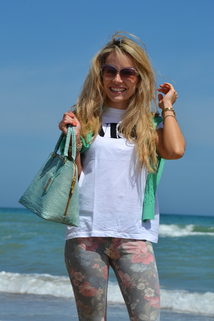Floral pants and Zara espadrillas - outfit on the sea fashion blogger It-Girl by Eleonora Petrella