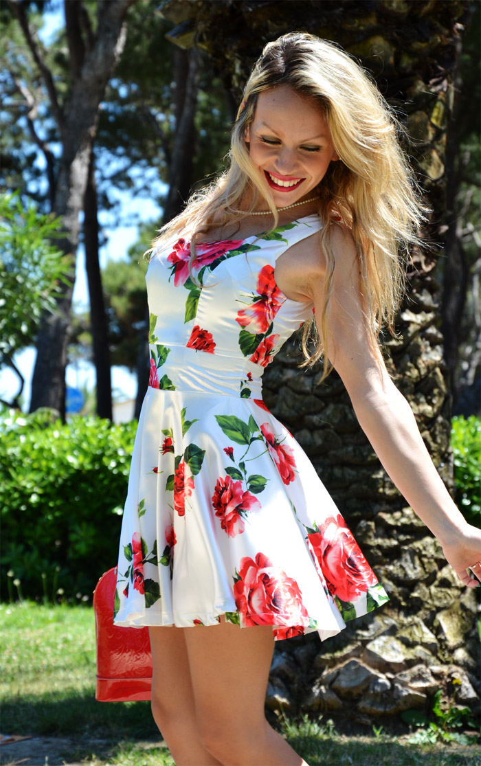 SheInside floral dress red roses and red pumps- italian fashion blogger It-Girl by Eleonora Petrella