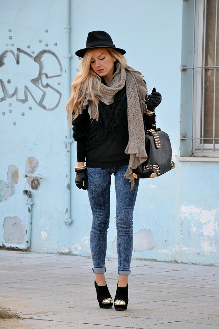 Faux fur jacket, blue skinny jeans, ankle boots, Oasap bag – best fall winter look It-Girl by Eleonora Petrella