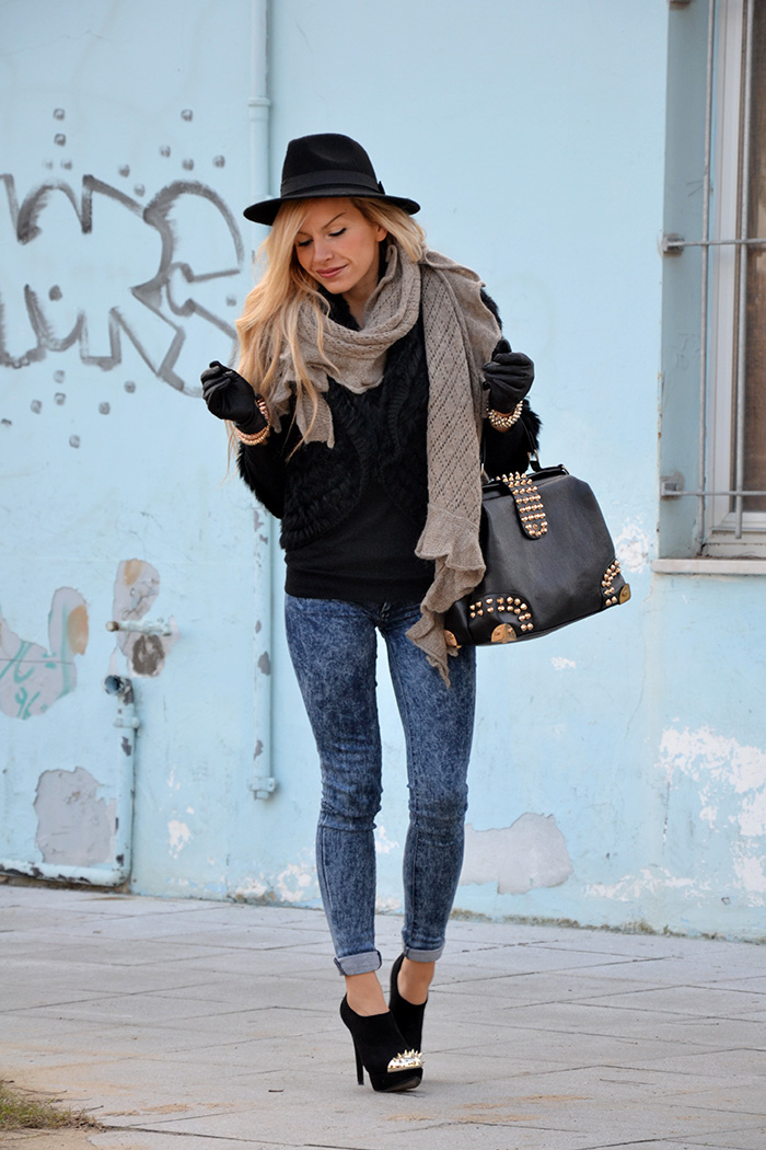 Faux fur jacket, blue skinny jeans, ankle boots, Oasap bag – best fall winter look It-Girl by Eleonora Petrella