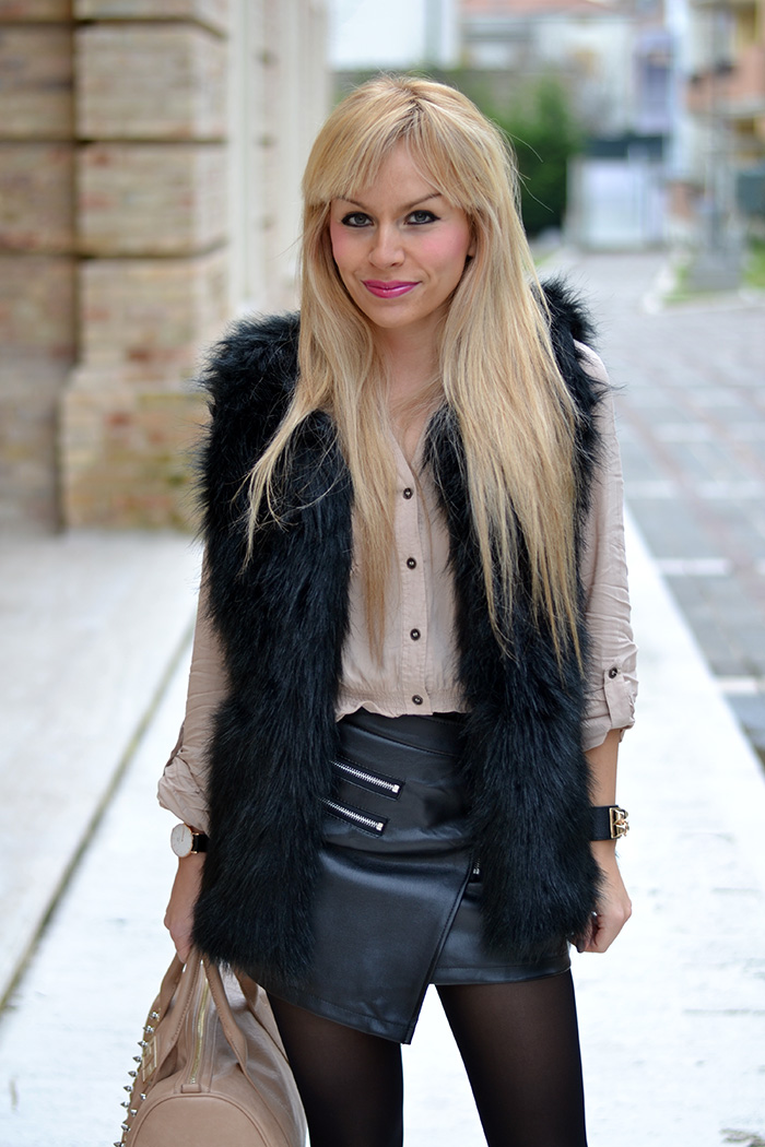Leather skirt, Sheinside faux fur vest, Steve Madden Leena heels – outfit elegant chic Italian fashion blogger It-Girl by Eleonora Petrella
