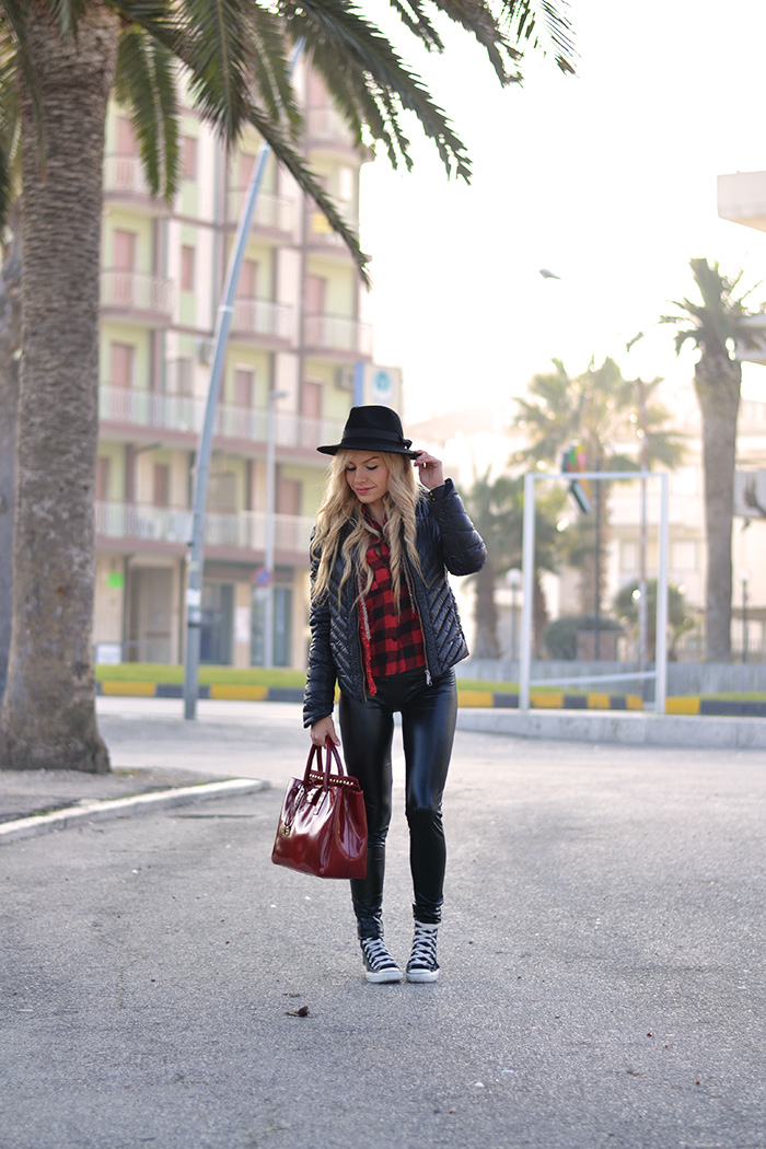 Plaid print shirt winter 2014, liquid leggings, Converse All star, black fedora hat – outfit sporty chic Italian fashion blogger It-Girl by Eleonora Petrella
