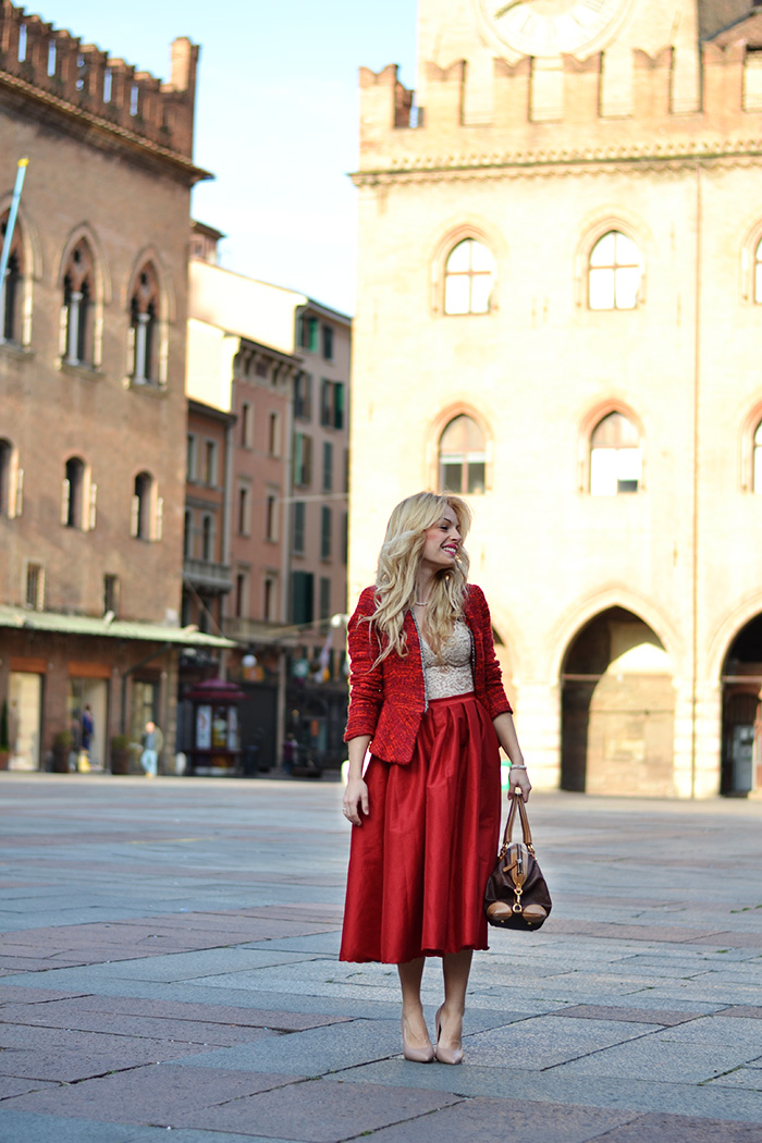 Bologna Piazza Maggiore, Choies midi skirt, look total red, red skirt, gonne sotto al ginocchio, Zara cropped top, lace top, crop top trend spring 2014, It-Girl by Eleonora Petrella