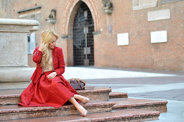 Bologna Piazza Maggiore, Choies midi skirt, look total red, red skirt, gonne sotto al ginocchio, Zara cropped top, lace top, crop top trend spring 2014, It-Girl by Eleonora Petrella
