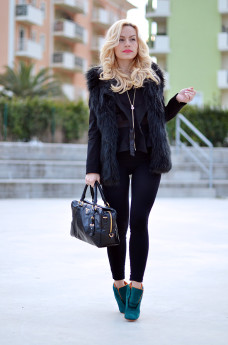 KAAAK shoes, Simon Knack boots, total black outfit fashion blogger, total black outfit ideas, faux fur trend, faux fur vest, tendenza ecopelliccia inverno 2015 - It-Girl by Eleonora Petrella