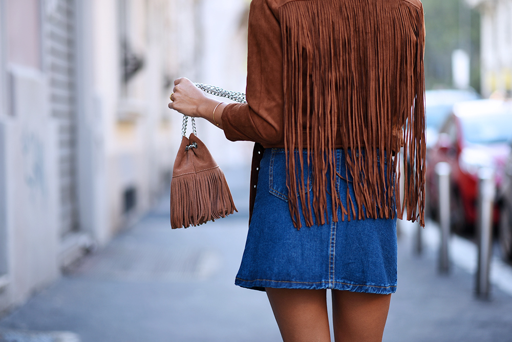 Milan Fashion Week 2015, tracolla con frange, Arcadia bags, borse frange camoscio, suede jacket, gonna di jeans, fringes trends fall 2015 - outfit fashion blogger It-Girl by Eleonora Petrella